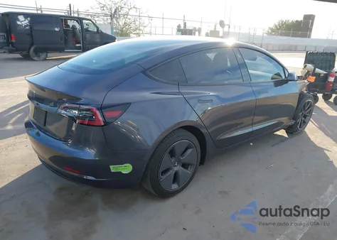 2021 Tesla Model 3 Standard Range Plus Rear-Wheel Drive z USA, uszkodzony, nr VIN 5YJ3E1EA3MF026704